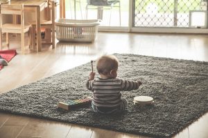 Alles wat je moet weten over babyspeelgoed: veiligheid, educatieve waarde, soorten en leeftijdsaanbevelingen